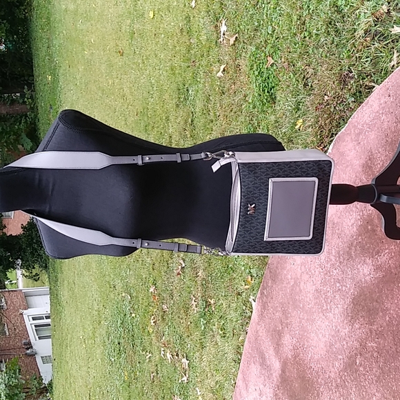 Michael Kors Handbags - EUC Michael Kors Gloria Pocket Swing Pack Crossbody